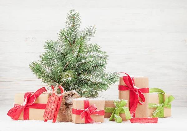 Weihnachtsgrußkarte Mit Kleinem Tannenbaum Und Geschenkschachteln Vor Der Holzwand Und — Stockfoto