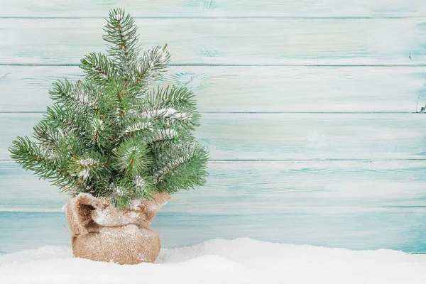 Tarjeta Felicitación Navidad Con Abeto Pequeño Delante Pared Madera Espacio —  Fotos de Stock