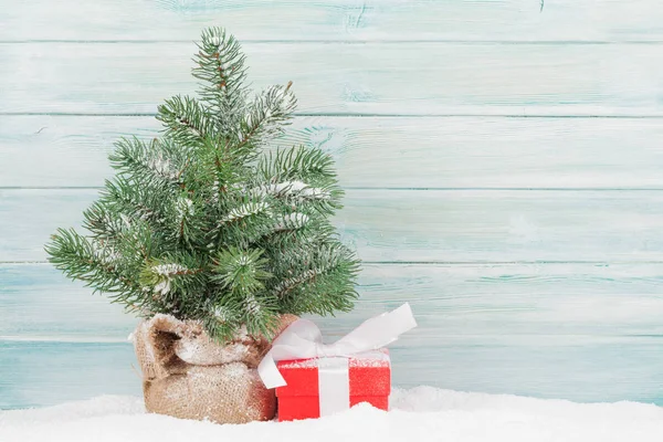 木製の壁の前に小さなモミの木やギフトボックスとクリスマスグリーティングカードとあなたの夏の挨拶のためのスペースをコピー — ストック写真