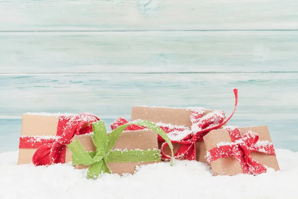 Tarjeta Felicitación Navideña Con Cajas Regalo Nieve Frente Pared Madera —  Fotos de Stock