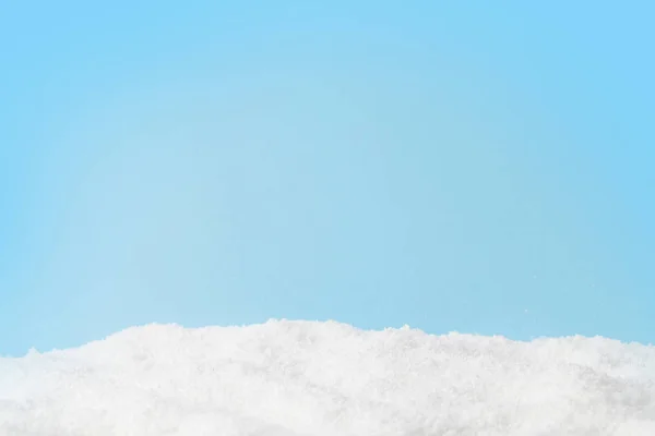 Mavi Arkaplanı Karla Kaplı Noel Tebrik Kartı Yılbaşı Kutlamalarınız Için — Stok fotoğraf