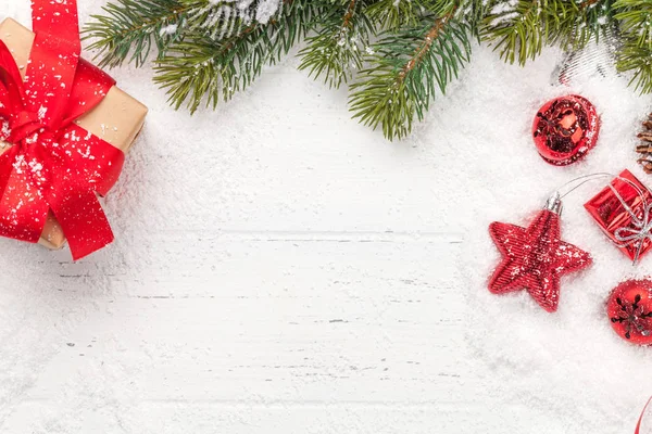 Weihnachtsgrußkarte Mit Tanne Geschenkbox Und Dekor Über Weißem Holzhintergrund Mit — Stockfoto