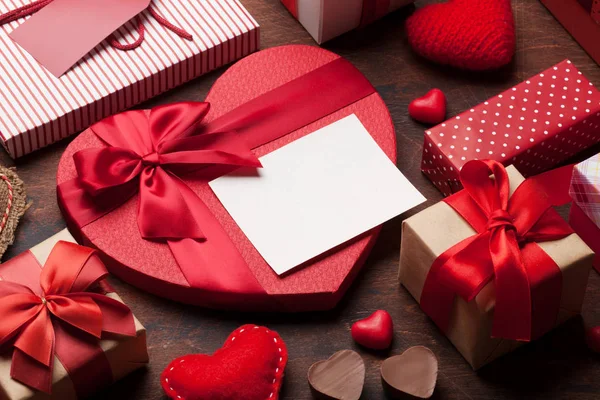 День Святого Валентина Портативними Картками Серця Подарунковими Коробками Дерев Яному — стокове фото