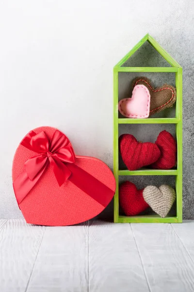 Sevgililer Günü Tebrik Kartı Hediye Kutusu Örülmüş Kalpler Selamlarınız Için — Stok fotoğraf