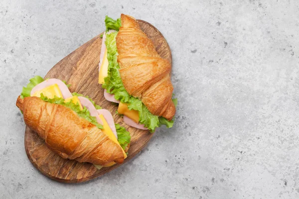 Taş Masada Kruvasan Sandviç Fransız Kahvaltısı Üst Görünüm Düz Metin — Stok fotoğraf