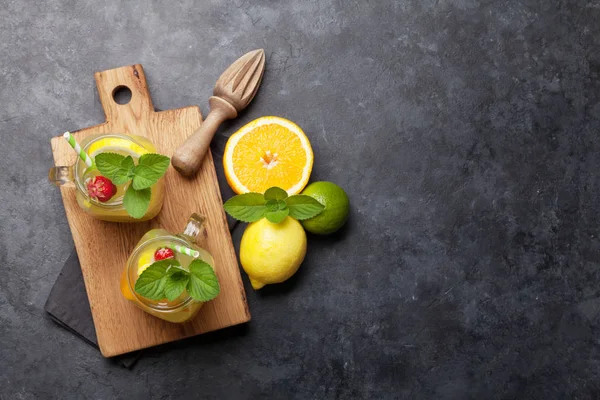 Frisse Zomer Citrus Limonade Met Citroen Limoen Sinaasappel Munt Bovenaanzicht — Stockfoto