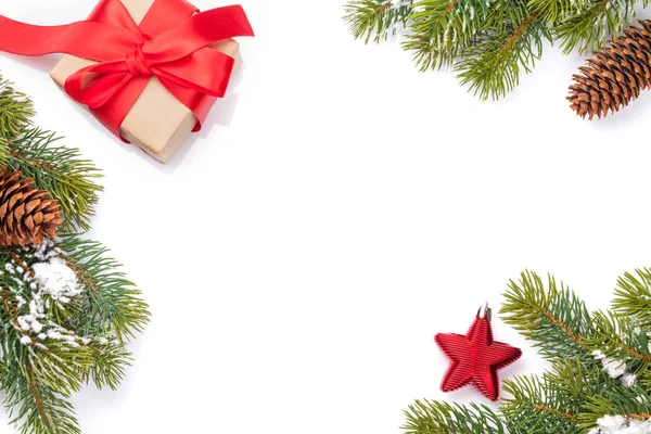 白い背景にモミの木やギフトボックスとクリスマスグリーティングカード 白に隔離されてるあなたのクリスマスの挨拶のためのコピースペースとトップビューフラットレイ — ストック写真