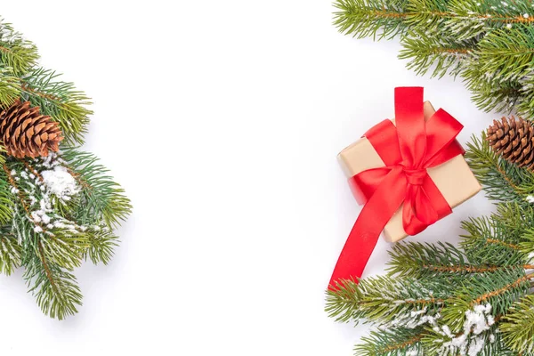 Χριστουγεννιάτικη Ευχετήρια Κάρτα Έλατο Και Κουτί Δώρου Λευκό Φόντο Απομονωμένο — Φωτογραφία Αρχείου