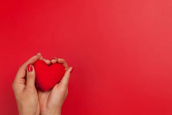 Manos Mujer Sosteniendo Juguete Rojo Del Corazón San Valentín Sobre — Foto de Stock
