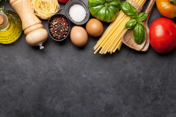 Pastas Tomates Hierbas Cocinar Los Ingredientes Mesa Piedra Vista Superior — Foto de Stock