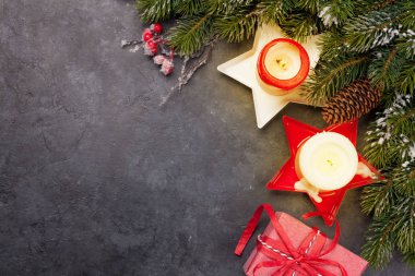 Noel tebrik kartı, köknar ağacı, hediye kutusu ve arka planda mumlar. En üstteki görünüm düzlüğü Xmas selamlamalarınız için kopyalama alanı ile yatar