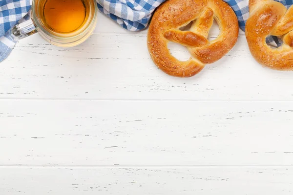 Oktoberfest Mat Bakgrund Pretzels Och Lager Ölmugg Vit Trä Bakgrund — Stockfoto