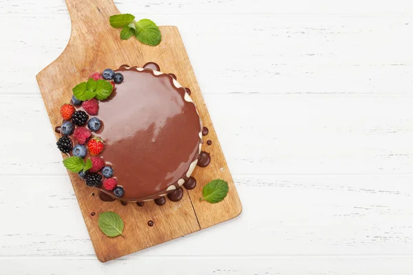 Bolo Chocolate Cheesecake Com Bagas Mesa Madeira Com Espaço Cópia — Fotografia de Stock