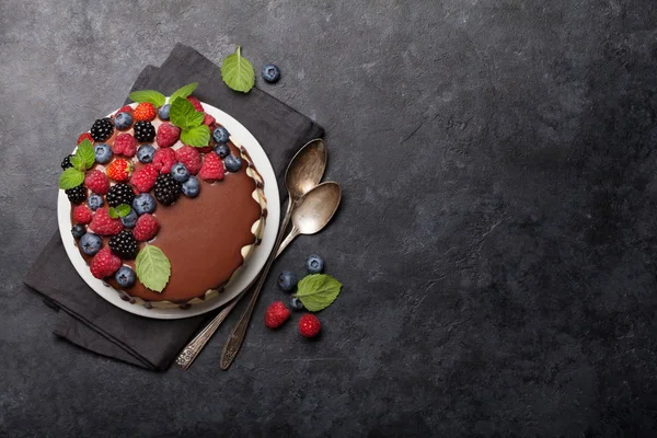 Bolo Chocolate Cheesecake Com Bagas Mesa Pedra Com Espaço Cópia — Fotografia de Stock