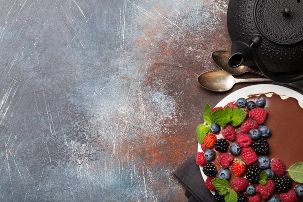 Torta Cioccolato Con Bacche Tavolo Pietra Con Spazio Copia Vista — Foto Stock