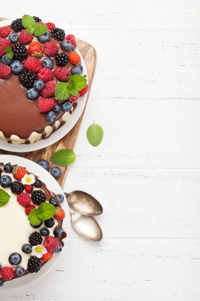 Chocoladetaart Kwarktaart Met Bessen Houten Tafel Met Kopieerruimte Bovenaanzicht Vlak — Stockfoto