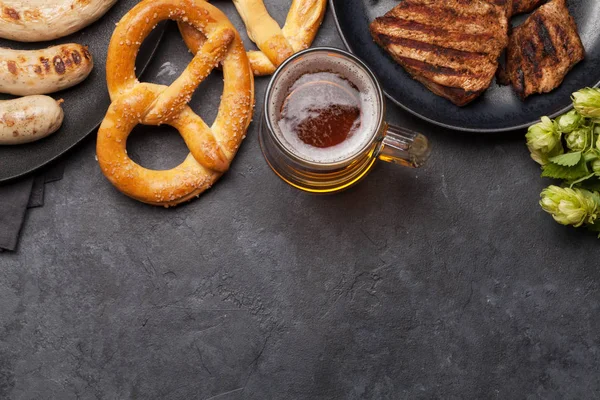 Oktoberfest Set Preclíky Klobásy Maso Ležák Kamenném Pozadí Kopírkou Horní — Stock fotografie