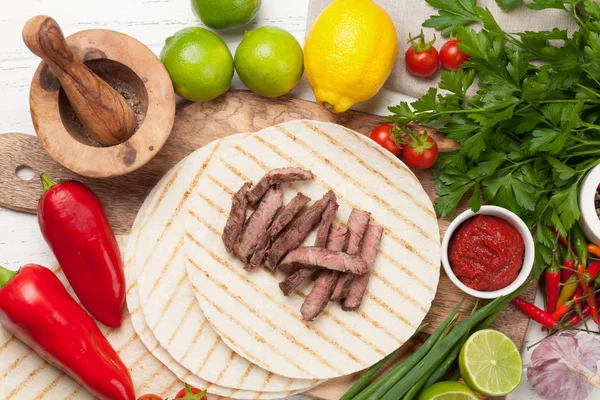 墨西哥玉米卷 配肉和蔬菜烹调及配料 — 图库照片