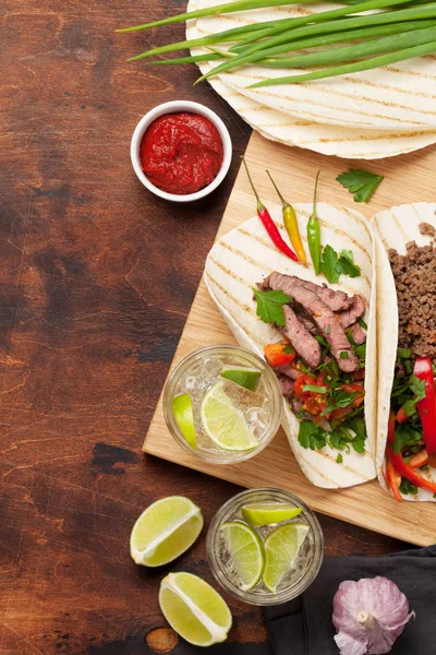 Conjunto Tacos Mexicanos Com Carne Legumes Tortilla Coquetel Caipirinha Vista — Fotografia de Stock