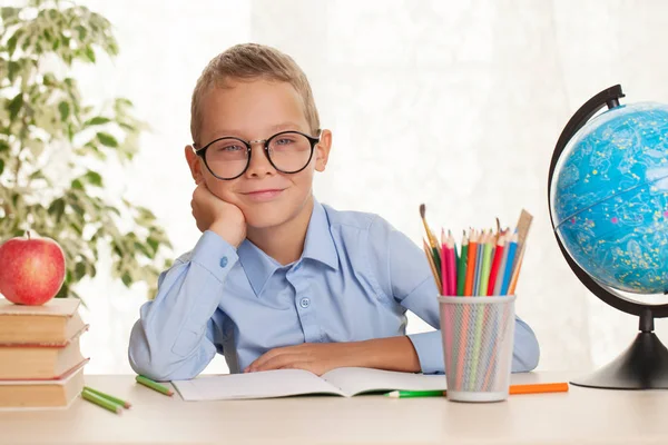 Joven Colegial Sentado Mesa Haciendo Los Deberes Concepto Educación Primaria —  Fotos de Stock