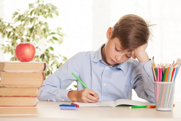 Joven Colegial Sentado Mesa Haciendo Los Deberes Concepto Educación Primaria —  Fotos de Stock