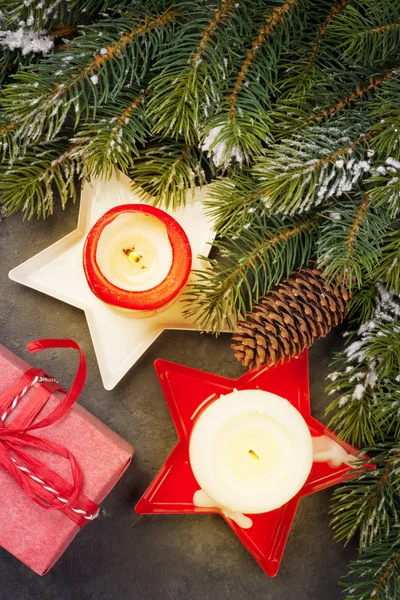 圣诞贺卡 有冷杉树 礼品盒和石头背景的蜡烛 顶视图平铺 — 图库照片