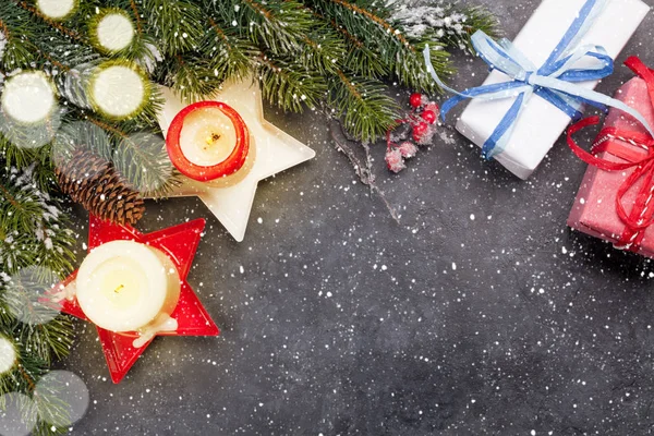 Weihnachtsgrußkarte Mit Tannenbaum Geschenkschachteln Und Kerzen Auf Steinhintergrund Draufsicht Flach — Stockfoto