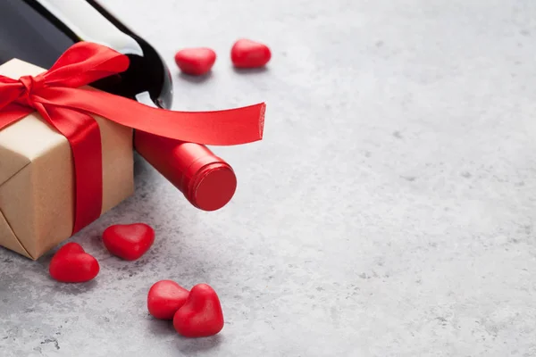 Valentinstag Grußkarte Mit Weinflasche Schokoherzen Und Geschenkschachtel Auf Steinhintergrund Mit — Stockfoto