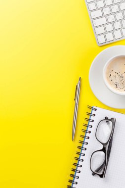 Kahve fincanı, malzemeleri ve bilgisayar ile Ofis sarı işyeri fon. Düz yatıyordu. Hedefleriniz için kopyalama alanı ile en iyi görünüm