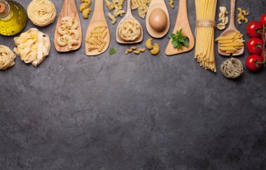 Kaşık çeşit makarna. Üst görünüm düzlüğü kopyalama alanı ile yatıyordu