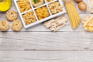 Tahta kutuda çeşit çeşit makarna. Üst görünüm düzlüğü kopyalama alanı ile yatıyordu