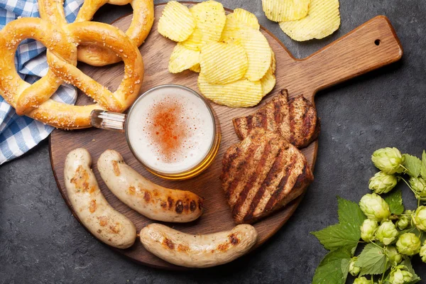 Oktoberfest Klar Pretzels Korv Kött Och Lager Mugg Sten Bakgrund — Stockfoto