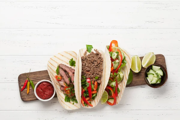 Conjunto Tacos Mexicanos Com Carne Legumes Tortilla Vista Superior Sobre — Fotografia de Stock