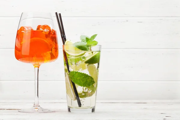 Twee Klassieke Cocktailglazen Houten Tafel Aperol Spritz Mojito Met Kopieerruimte — Stockfoto