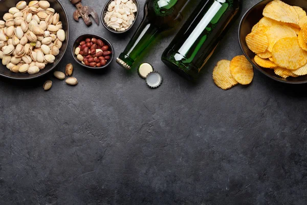 Cerveja Engarrafada Lanches Fundo Pedra Nozes Batatas Fritas Vista Superior — Fotografia de Stock