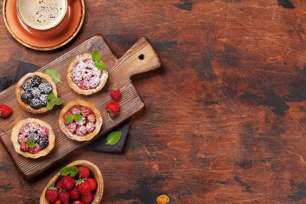 Conjunto Bolos Doces Com Bagas Xícara Café Morango Framboesa Amora — Fotografia de Stock