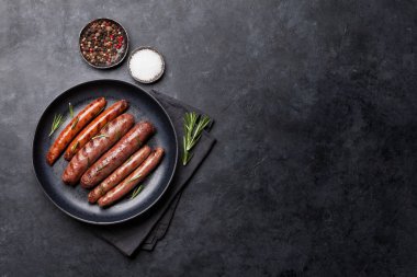 Biberiye otlar ile ızgara sosis. Kopyalama alanı ile üstte görünüm