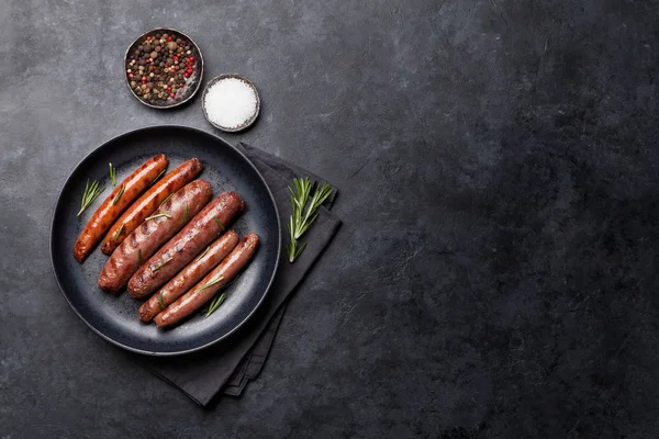 Biberiye otlar ile ızgara sosis. Kopyalama alanı ile üstte görünüm