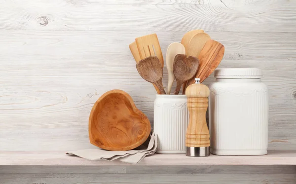 Set Verschiedener Küchenutensilien Vor Einer Holzwand Mit Kopierraum Für Ihren — Stockfoto