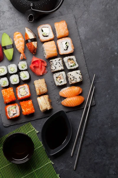 Conjunto Sushi Japonês Sashimi Maki Rolls Chá Verde Placa Sobre — Fotografia de Stock