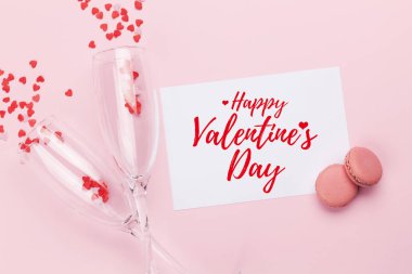 Şampanya bardakları ve kalp şeklinde şeker tatili