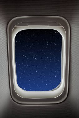 Gece gökyüzü. Uçak penceresinden görüntüle