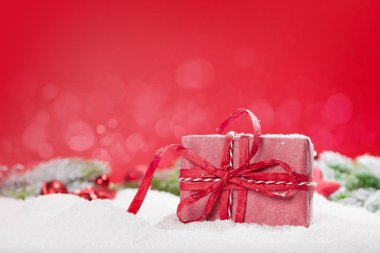 Karda hediye kutusu olan Noel tebrik kartı.