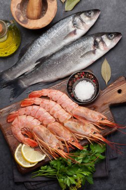 Taze deniz ürünleri. Alabalık ve langostino karides