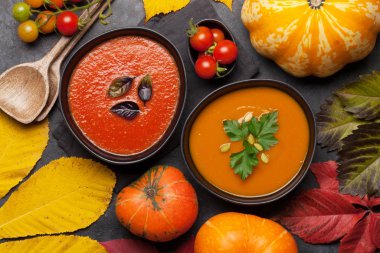 Domates ve balkabağı sebze çorbası ve sonbahar yaprakları. Üst Manzara. Düz yatıyordu