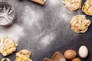 Taş masada ev yapımı makarna. Kopyalama alanı olan üst görünüm. Düz yatıyordu