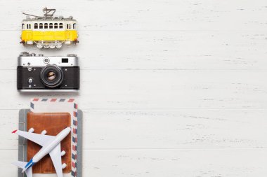 Retro kamera, uçak, pasaport ve tramvay oyuncaklarıyla seyahat konsepti. Üst görünüm düzlüğü kopyalama alanı ile yatıyordu