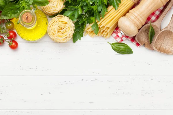 Pasta Pomodori Erbe Aromatiche Ingredienti Cottura Sul Tavolo Legno Vista — Foto Stock