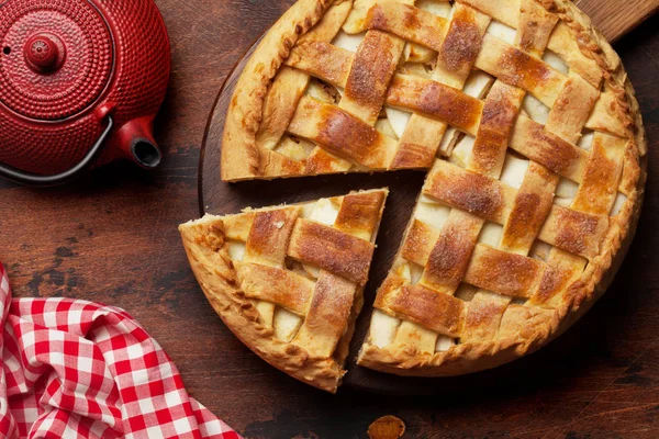 Traditional Apple Pie Wooden Board Tea Pot Top View — Stock Photo, Image