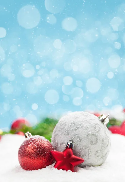 Χριστουγεννιάτικη Ευχετήρια Κάρτα Διακόσμηση Στο Χιόνι Πάνω Από Μπλε Φόντο — Φωτογραφία Αρχείου
